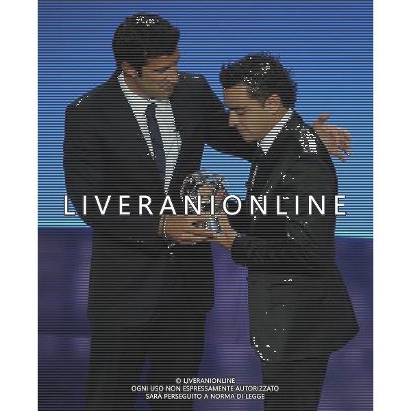 Champions League 2009/2010 Sorteggio Gironi Montecarlo - 27.08.2009 Nella Foto:FIGO PREMIA XAVI MIGLIOR CENTROCAMPISTA /Ph.Vitez-Ag. Aldo Liverani