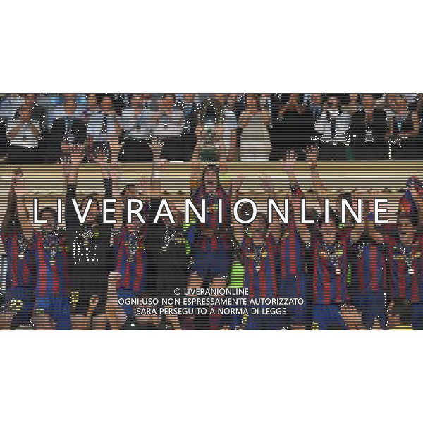 Supercoppa Europea 2009 Montecarlo - 28.08.2009 FC Barcellona-FC Shakhtar Donetsk Nella Foto:PUYOL ALZA LA COPPA /Ph.Vitez-Ag. Aldo Liverani