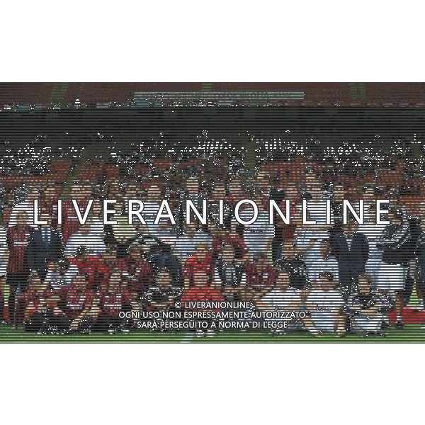 Trofeo Telecom Italia per la lotta alla SLA Milano - 07.09.2009 Milan Glorie-Real Madrid Veteranos Nella Foto: LE DUE FORMAZIONI CON STEFANO BORGONOVO ALLA PREMIAZIONE /Ph.Vitez-Ag. Aldo Liverani