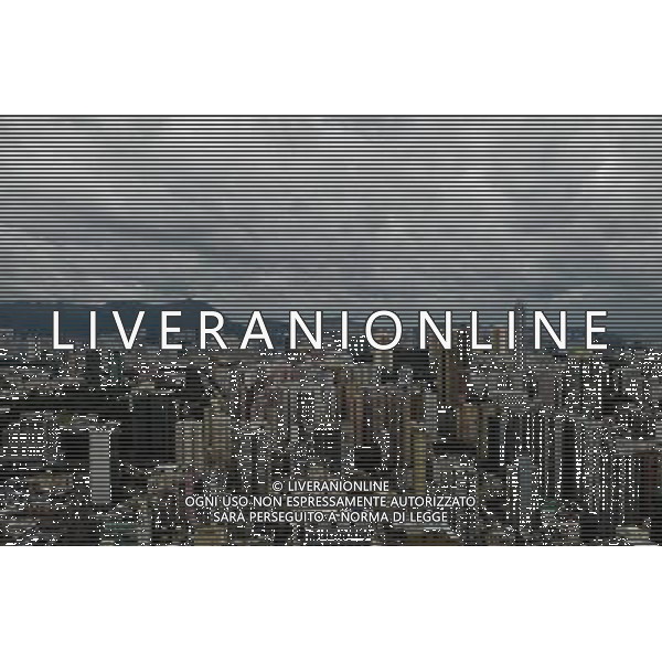 (090914) -- HONG KONG, Sept. 14, 2009 -- The Kowloon Peninsula is seen under dark clouds in Hong Kong, south China, Sept. 14, 2009. The Hong Kong Observatory issued a warning on 6 p.m. Monday for the northeast gale brought about by tropical storm Koppu, asking local people to take precautions and stay away from the sea. Liu Sui Wai) (nxl) /Agenzia Aldo Liverani Sas - ITALY ONLY -