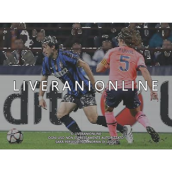 Inter - Barcellona Champions League 16/09/2009 nella foto diego milito e puyol ©luzzani/Agenzia Aldo Liverani Sas