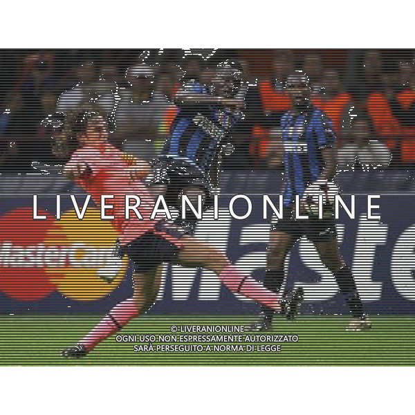Inter - Barcellona Champions League 16/09/2009 nella foto sulley muntari e puyol ©luzzani/Agenzia Aldo Liverani Sas