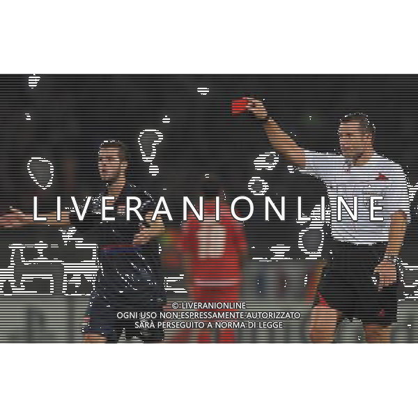 Champions League 2009/2010 Gruppo E Lione(Francia) - 16.09.2009 Olympique Lione-ACF Fiorentina Nella Foto: ARBITRO VINK CARTELLINO ROSSO PER L\'ESPULSIONE DI ALBERTO GILARDINO /Ph.Vitez-Ag. Aldo Liverani
