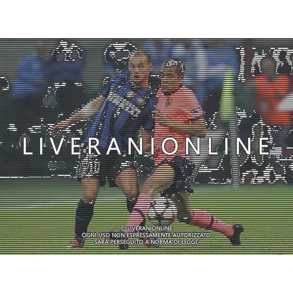 Inter - Barcellona Champions League 16/09/2009 nella foto sneijder e daniel alves ©luzzani/Agenzia Aldo Liverani Sas