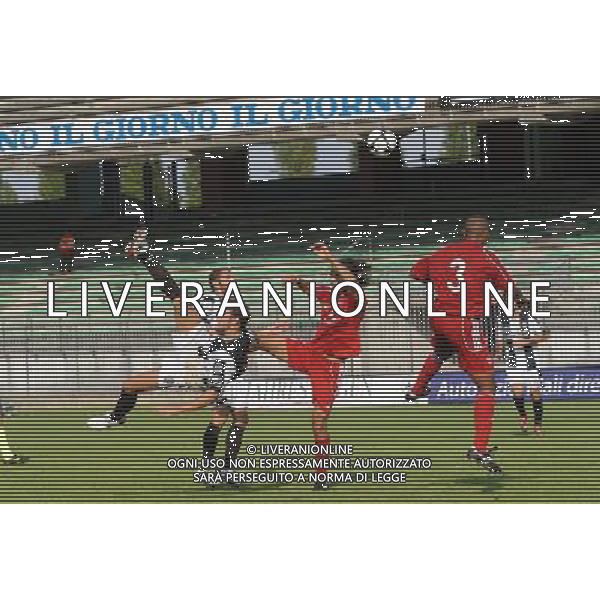 Campionato Lega PRO 1° Divisione Monza 20-09-2009 Monza - Viareggio nella foto: Ferrari (Viareggio) ci prova in acrobazia foto Garavaglia - ag. Aldo Liverani sas