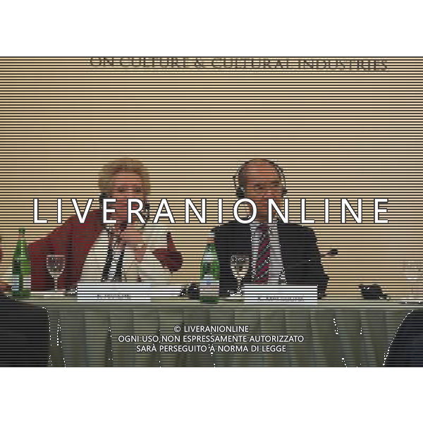 MONZA24.09-09 Prima edizione del Forum Unesco intitolato \'Creativita\', Innovazione ed eccellenza: dall\'Artigianato alle Industrie del design e della moda\' nella foto FRANCOISE RIVIERE vice direttote generale unesco - KOICHIRO MATSUURA (DIR.GEN.LE UNESCO) FOTO SORANO /ALDO LIVERANI SAS