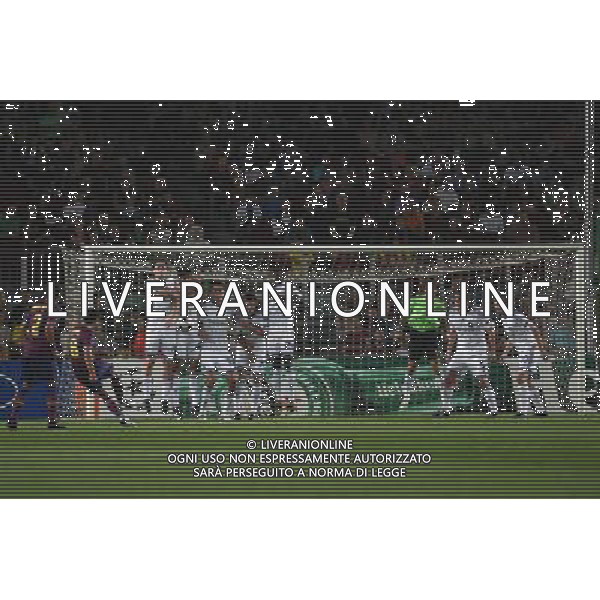 Barcellona vs Dinamo Kiev 29/09/2009 Champions League nella foto: Xavi Hernandez free-kick. © Acero / ALFAQUI/Agenzia Aldo Liverani Sas - ITALY ONLY -