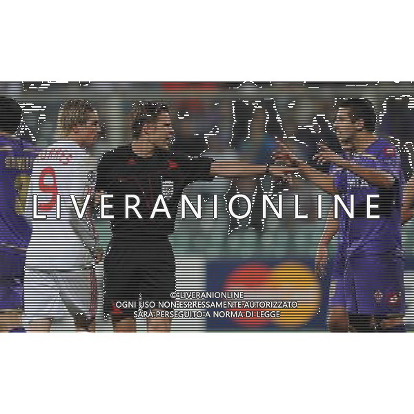 Champions League 2009/2010 Gruppo E Firenze - 29.09.2009 ACF Fiorentina-FC Liverpool Nella Foto:L\'ARBITRO BRYCH DIVIDE ALESSANDRO GAMBERINI E FERNANDO TORRES /Ph.Vitez-Ag. Aldo Liverani