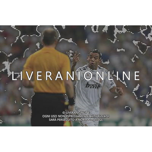 Real Madrid vs Olympique Marsiglia 30/09/2009 Champions League nella foto Marcelo con arbitro Martin Hansson. Photo: Cid-Fuentes / Cebolla / ALFAQUI/Agenzia Aldo Liverani Sas - ITALY ONLY -