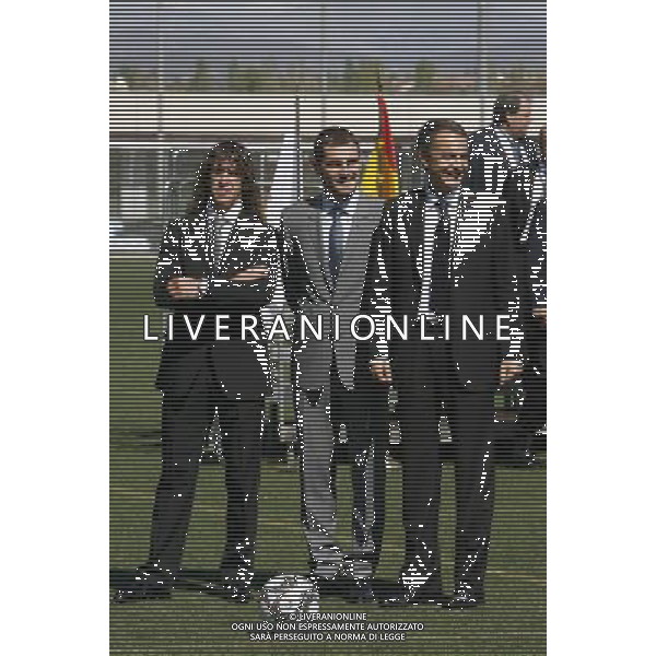 MADRID, Spain (06/10/09).- Meeting of all the Spanish players who have international participation with Spanish Soccer National Team along its history to mark the centenary of the Royal Spanish Soccer Federation. Pictured Carles Puyol and Spain\'s Prime Minister Jose Luis Rodriguez Zapatero kicks a Penalty with Iker Casillas on goal. © Alex Cid-Fuentes / ALFAQUI - Ag. Aldo Liverani sas ITALY ONLY Centenario della federazione di calcio della Spagna.