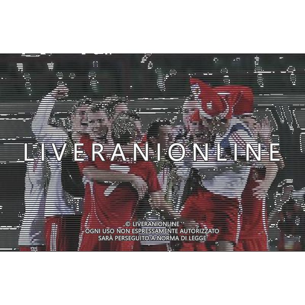 (091009) -- SUEZ, Oct. 9, 2009 -- Hungarian football players celebrate their victory after a quarter-final match against Italy at the 17th FIFA U-20 World Cup in Egyptian port city of Suez, Oct. 9, 2009. Hungary won the match 3-2 to step in the top 4. (Xinua/Zhang Ning) (gxr) - Xinhua - Photoshot - Ag. Aldo Liverani sas ITALY ONLY CALCIO: Mondiale under 20, Italia-Ungheria 2-3 quarti di finale del Mondiale di categoria che si sta svolgendo in Egitto