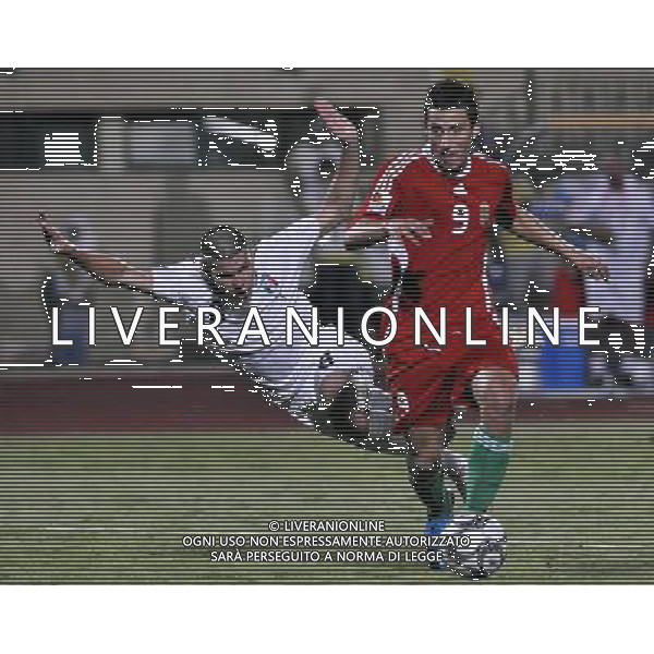 (091009) -- SUEZ, Oct. 9, 2009 -- Hungary\'s Krisztian Nemeth (R) breaks through the defence of Italy\'s Marco Calderoni during a quarter-final match between Hungary and Italy at the 17th FIFA U-20 World Cup in Egyptian port city of Suez, Oct. 9, 2009. Hungary won the match 3-2 to step in the top 4. (Xinua/Zhang Ning) (gxr) - Xinhua - Photoshot - Ag. Aldo Liverani sas ITALY ONLY CALCIO: Mondiale under 20, Italia-Ungheria 2-3 quarti di finale del Mondiale di categoria che si sta svolgendo in Egitto