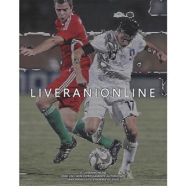 (091009) -- SUEZ, Oct. 9, 2009 -- Hungary\'s Andras Debreceni(L) vies with Italy\'s Mattia Mustacchio during a quarter-final match between Hungary and Italy at the 17th FIFA U-20 World Cup in Egyptian port city of Suez, Oct. 9, 2009. Hungary won the match 3-2 to step in the top 4. (Xinua/Zhang Ning) (gxr) - Xinhua - Photoshot - Ag. Aldo Liverani sas ITALY ONLY CALCIO: Mondiale under 20, Italia-Ungheria 2-3 quarti di finale del Mondiale di categoria che si sta svolgendo in Egitto