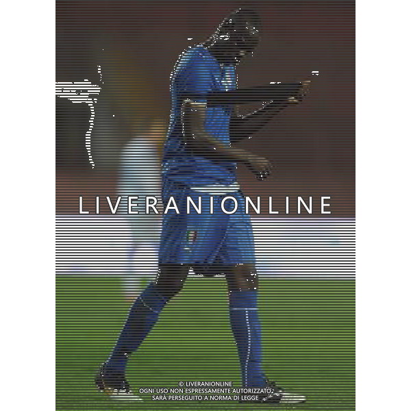 Qualificazioni ai Campionati Europei Under 21 Girone 3 Mantova - 13.10.2009 Italia-Bosnia Herzegovina Nella Foto:BALOTELLI SI TOGLIE LA FASCIA DEL LUTTO /Ph.Vitez-Ag. Aldo Liverani