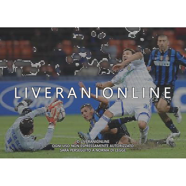 Champions League 2009/2010 Gruppo F Milano - 20.10.2009 FC Inter-FC Dinamo Kiev Nella Foto:SALVATAGGIO DI JLIO CESAR E LUCIO SU NINKOVIC /Ph.Vitez-Ag. Aldo Liverani