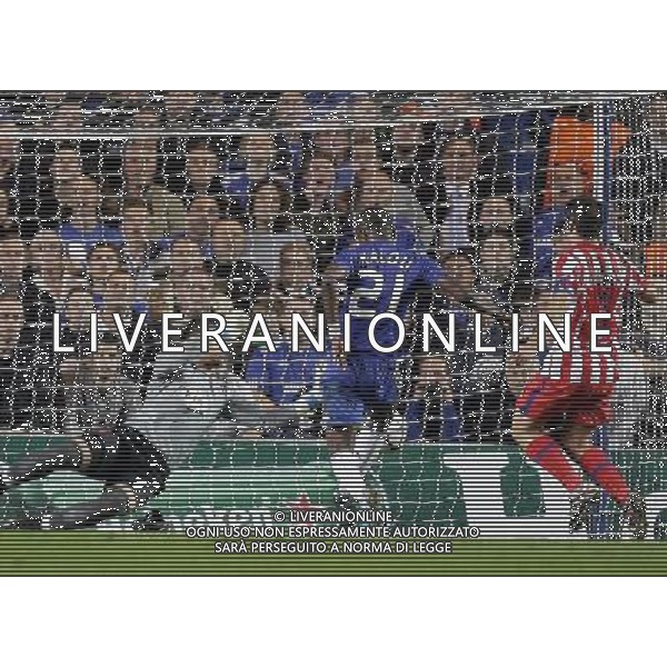 Salomon Kalou of Chelsea makes 1-0 and celebrates in Chelsea v Atletico de Madrid for the Champions League Group D - Venue: Stamford Bridge on 21/10/2009. Picture By Marcello Pozzetti (IPS PHOTO AGENCY)/Agenzia Aldo Liverani Sas - ITALY ONLY -