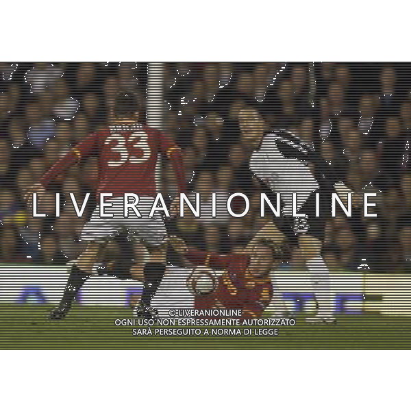 Action picture involving Roma\'s Matteo Brighi and Fulham\'s Bobby Zamora : Fulham v Roma for Uefa Europa League - Venue: Craven Cottage on 21/10/2008. Picture By Marcello Pozzetti ©IPS Photo Agency/Agenzia Aldo Liverani Sas - ITALY ONLY -
