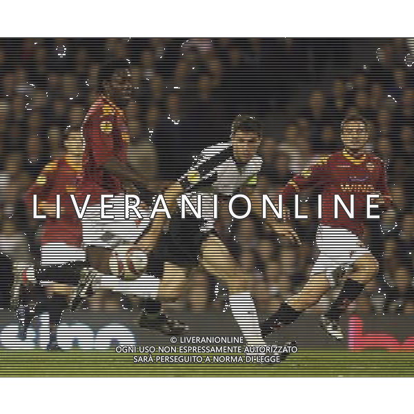 Action picture involving Fulham\'s Aaron Hughes : Fulham v Roma for Uefa Europa League - Venue: Craven Cottage on 22/10/2008. Picture By Marcello Pozzetti ©IPS Photo Agency/Agenzia Aldo Liverani Sas - ITALY ONLY -