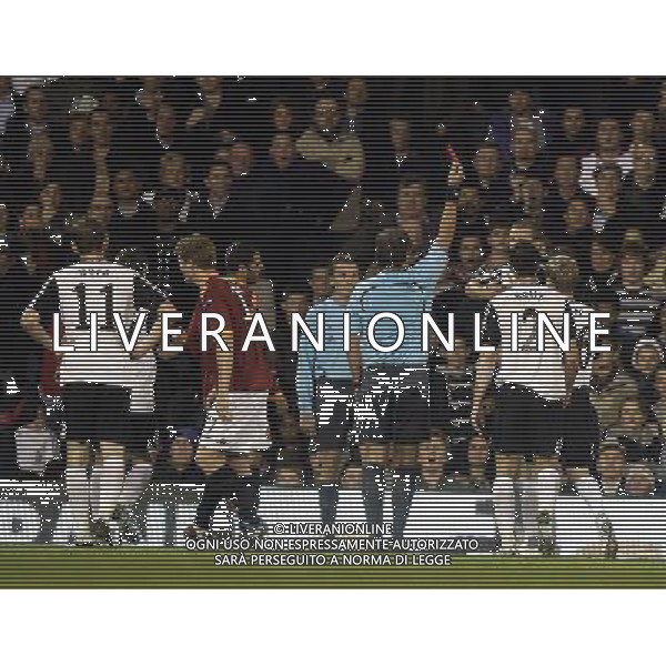 Espulsione dopo il fallo del rigore - Fulham\'s Stephen Kelly pushes Roma\'s John Arne Riise and refereee award penalty + red card to Fulham player after consulting with extra official : Fulham v Roma for Uefa Europa League - Venue: Craven Cottage on 22/10/2008. Picture By Marcello Pozzetti ©IPS Photo Agency/Agenzia Aldo Liverani Sas - ITALY ONLY -