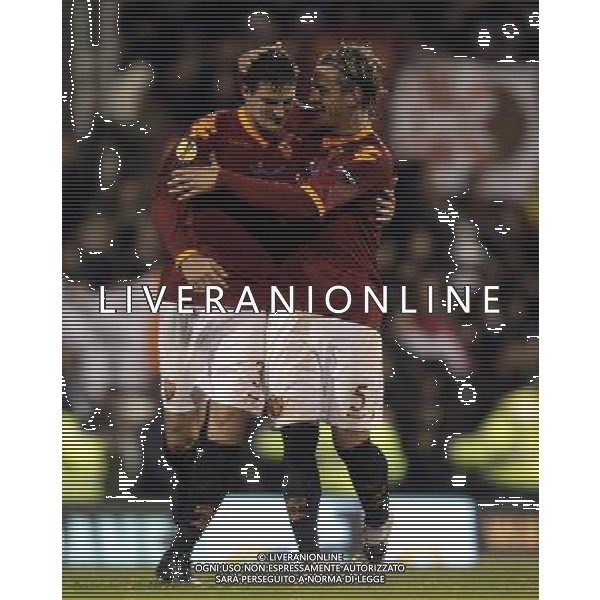 esultanza dopo il gol del pareggio di Andreolli - Roma\'s Marco Andreolli scores with the last kick of the match to give Roma a 1-1 : Fulham v Roma for Uefa Europa League - Venue: Craven Cottage on 22/10/2008. Picture By Marcello Pozzetti ©IPS Photo Agency/Agenzia Aldo Liverani Sas - ITALY ONLY -