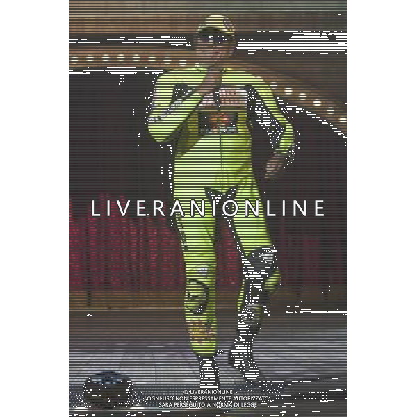 TRASMISSIONE TELEVISIVA\'IL TEO-SONO TORNATO NORMALE\' NELLA FOTO TEO TEOCOLI IMITA VALENTINO ROSSI AG ALDO LIVERANI