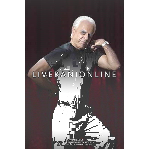 TRASMISSIONE TELEVISIVA\'IL TEO-SONO TORNATO NORMALE\' NELLA FOTO TEO TEOCOLI IMITA GIORGIO ARMANI AG ALDO LIVERANI