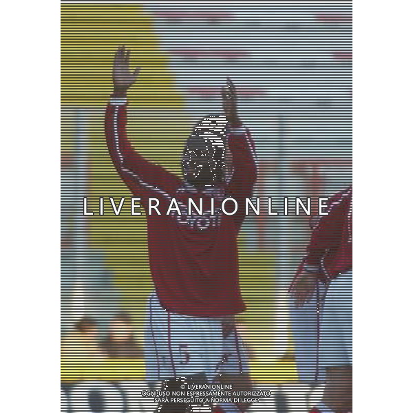 PERUGIA 16/12/2003 COPPA ITALIA TIM 2003-2004 OTTAVI DI RITORNO PERUGIA - CHIEVOVERONA NELLA FOTO:OBODO SALUTA LA CURVA NORD DOPO IL GOAL* FOTO 1905/ROBERTO SETTONCE/ALDO LIVERANI S.A.S.