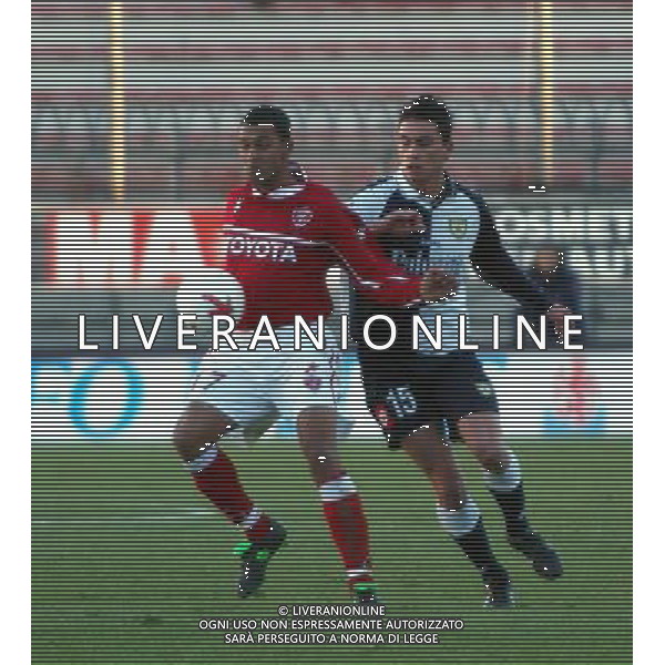 PERUGIA 16/12/2003 COPPA ITALIA TIM 2003-2004 OTTAVI DI RITORNO PERUGIA - CHIEVOVERONA NELLA FOTO:ALIOUI SPALLA A SPALLA CON PINILLA* FOTO 1905/ROBERTO SETTONCE/ALDO LIVERANI S.A.S.