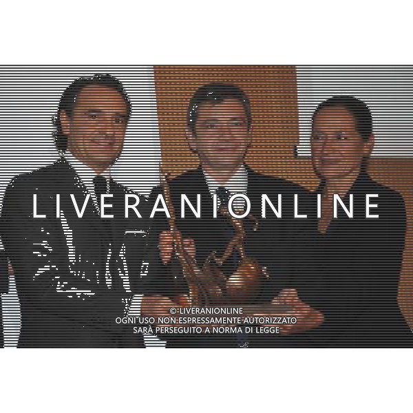 MILANO 26/10/2009 SALA BUZZATI CORRIERE DELLA SERA VIA BALZAN, 3 PREMIO GIACINTO FACCHETTI A CESARE PRANDELL NELLA FOTO GIOVANNA MOGLIE DI GIACINTO FACCHETTI CONSEGNA IL PREMIO A CESARE PRANDELLI FOTO ROMANO/AG ALDO LIVERANI