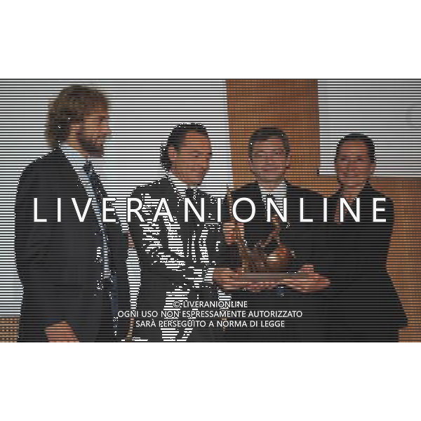 MILANO 26/10/2009 SALA BUZZATI CORRIERE DELLA SERA VIA BALZAN, 3 PREMIO GIACINTO FACCHETTI A CESARE PRANDELL NELLA FOTO GIOVANNA MOGLIE DI GIACINTO FACCHETTI CONSEGNA IL PREMIO A CESARE PRANDELLI FOTO ROMANO/AG ALDO LIVERANI