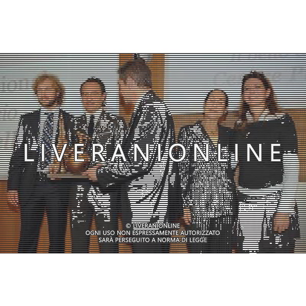 MILANO 26/10/2009 SALA BUZZATI CORRIERE DELLA SERA VIA BALZAN, 3 PREMIO GIACINTO FACCHETTI A CESARE PRANDELL NELLA FOTO IL DIRETTORE DELLA GAZZETTA DELLO SPORT, CARLO VERDELLI, CONSEGNA IL PREMIO FACCHETTI A CESARE PRANDELLI ALLA PRESENZA DI GIANFELICE FACCHETTI, FRANCA MOGLIE DI CANDIDO CANNAVO\' E GIOVANNA MOGLIE DI GIACINTO FACCHETTI FOTO ROMANO/AG ALDO LIVERANI