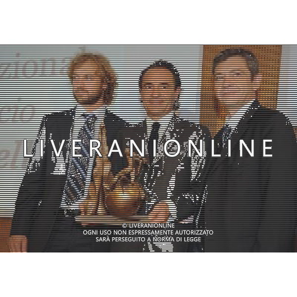 MILANO 26/10/2009 SALA BUZZATI CORRIERE DELLA SERA VIA BALZAN, 3 PREMIO GIACINTO FACCHETTI A CESARE PRANDELL NELLA FOTO GIANFELICA FACCHETTI, CESARE PRANDELLI E CARLO VERDELLI FOTO ROMANO/AG ALDO LIVERANI