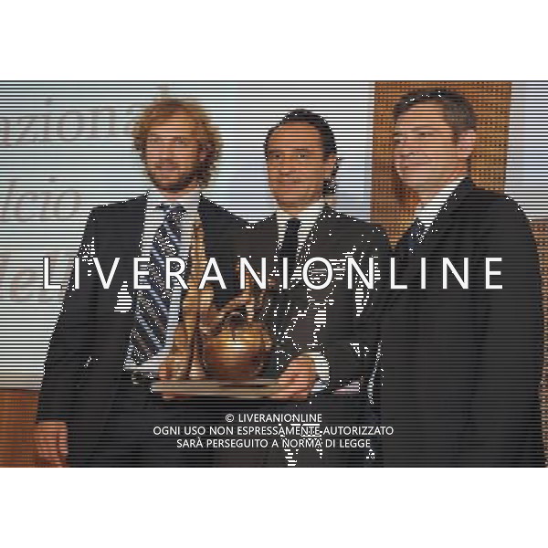 MILANO 26/10/2009 SALA BUZZATI CORRIERE DELLA SERA VIA BALZAN, 3 PREMIO GIACINTO FACCHETTI A CESARE PRANDELL NELLA FOTO GIANFELICA FACCHETTI, CESARE PRANDELLI E CARLO VERDELLI FOTO ROMANO/AG ALDO LIVERANI
