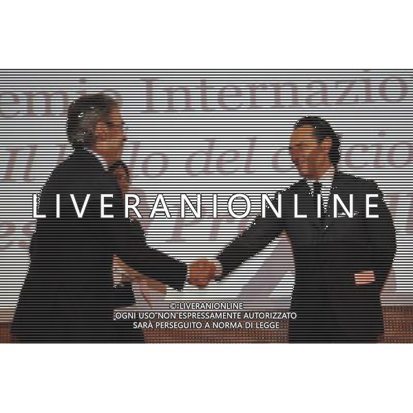 MILANO 26/10/2009 SALA BUZZATI CORRIERE DELLA SERA VIA BALZAN, 3 PREMIO GIACINTO FACCHETTI A CESARE PRANDELL NELLA FOTO MASSIMO MORATTI STRINGE LA MANO A CESARE PRANDELLI FOTO ROMANO/AG ALDO LIVERANI