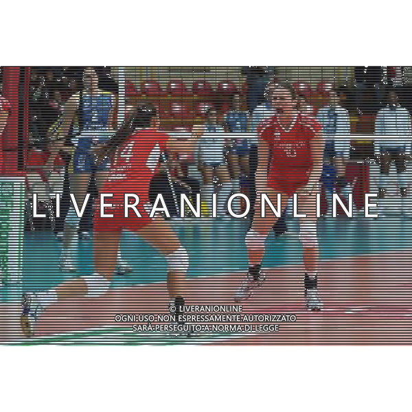 Findomestic Volley Cup - Campionato Pallavolo Serie A1 Femminile Busto Arsizio (VA) 25-10-2009 Yamamay Busto Arsizio - Zoppas Industries Conegliano Veneto nella foto: Crisanti Lucia, a SX di spalle, e Campanari Barbara (Yamamay) esultano dopo un punto foto Garavaglia - ag. Aldo Liverani sas