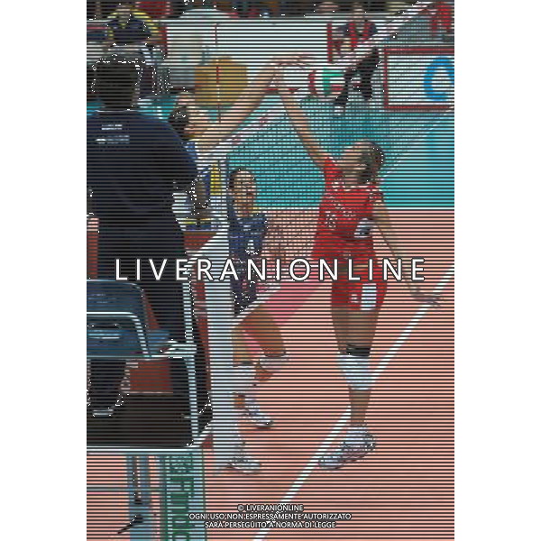Findomestic Volley Cup - Campionato Pallavolo Serie A1 Femminile Busto Arsizio (VA) 25-10-2009 Yamamay Busto Arsizio - Zoppas Industries Conegliano Veneto nella foto: una palla contesa tra De Luca Barbara (Yamamay), a DX, e Brakocevic Jovana (Zoppas Industries), a SX, sotto gli occhi dell\'arbitro foto Garavaglia - ag. Aldo Liverani sas