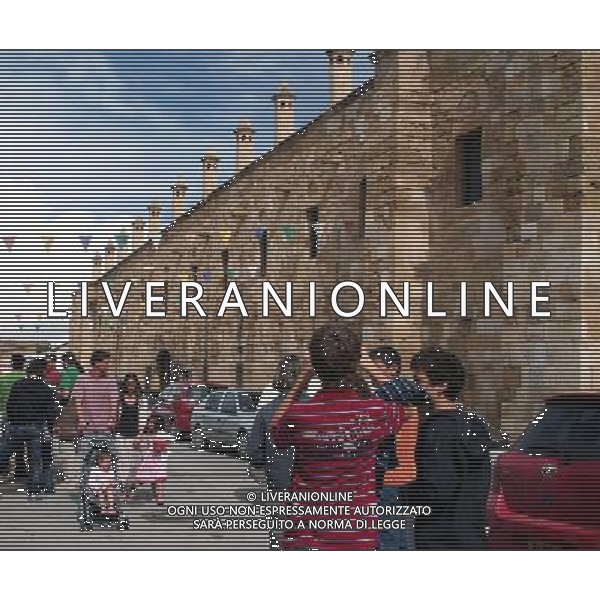 (091102) -- NICOSIA, Nov. 2, 2009 -- Greek and Turkish Cypriot students visit the Great Inn in Nicosia, capital of Cyprus, Nov. 1, 2009. Accompanied by their parents and teachers, Greek and Turkish Cypriot students toured together historical monuments located in both sides of the divided capital Nicosia on Sunday as part of the efforts to enhance bi-communal understanding and reconciliation. Wang Qiang) (yy) Monumenti storici della Citta\' di Nicosia - Cipro /Agenzia Aldo Liverani Sas - ITALY ONLY -