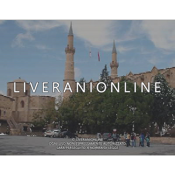 (091102) -- NICOSIA, Nov. 2, 2009 -- Greek and Turkish Cypriot students visit a mosque in Nicosia, capital of Cyprus, Nov. 1, 2009. Accompanied by their parents and teachers, Greek and Turkish Cypriot students toured together historical monuments located in both sides of the divided capital Nicosia on Sunday as part of the efforts to enhance bi-communal understanding and reconciliation. Wang Qiang) (yy) Monumenti storici della Citta\' di Nicosia - Cipro /Agenzia Aldo Liverani Sas - ITALY ONLY -