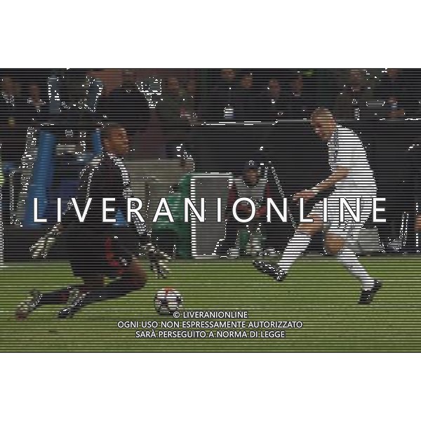 Milan - Real Madrid Campions League 03/11/2009 nella foto il gol di karim benzema del 0-1 ©Venezia/Agenzia Aldo Liverani Sas