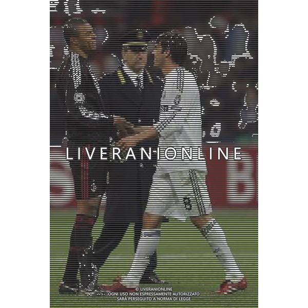 Milan - Real Madrid Champions League 03/11/2009 nella foto ricardo kaka\' e nelson dida a fine gara ©Luzzani/Agenzia Aldo Liverani Sas