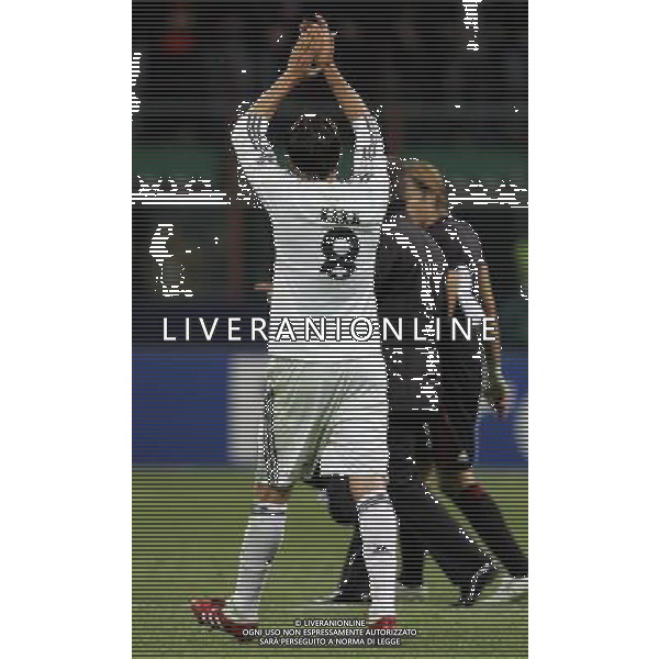 Milan - Real Madrid Champions League 03/11/2009 nella foto ricardo kaka\' saluta i tifosi del milan a fine gara ©Luzzani/Agenzia Aldo Liverani Sas