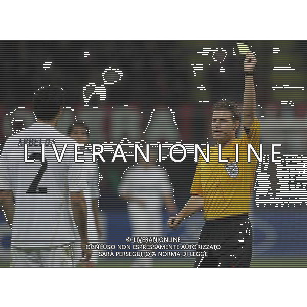 Milano 03-11-2009 Champions League 2009/10 Milan-Real Madrid 1:1 nella foto arbitro felix brych ammonisce alvaro arbeloa ph marco luzzani/ag ldo liverani s.a.s.