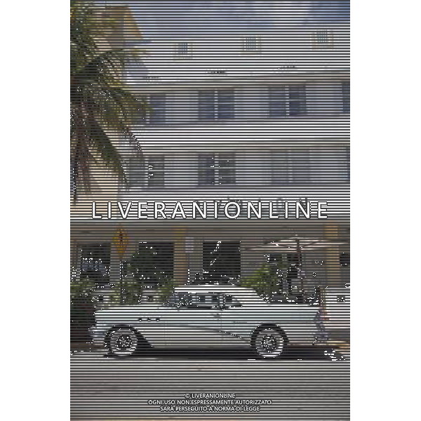 A vintage motor car outside the Avalon Hotel in the art deco district of Ocean Drive on Miami Beach, America /Agenzia Aldo Liverani Sas - ITALY ONLY -