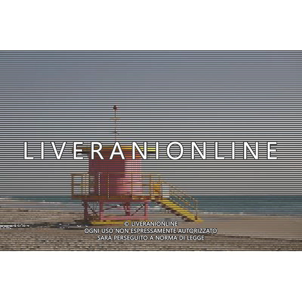 Pink lifeguard tower on the beach at South Beach on Miami Beach, America /Agenzia Aldo Liverani Sas - ITALY ONLY -