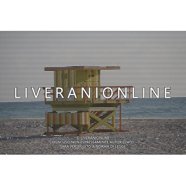 Yellow lifeguard tower on the beach at South Beach on Miami Beach, America /Agenzia Aldo Liverani Sas - ITALY ONLY -