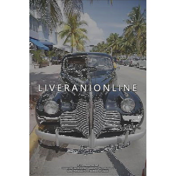 Vintage motor car in the art deco district of Ocean Drive on Miami Beach, America /Agenzia Aldo Liverani Sas - ITALY ONLY -