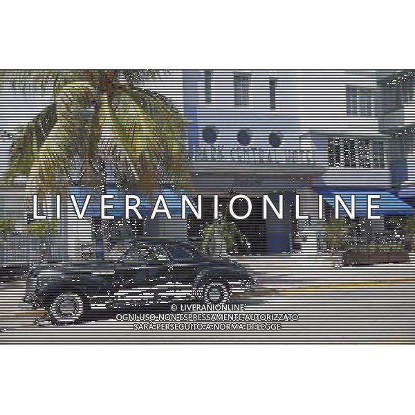 Art Deco architecture of the Park Central Hotel and a vintage motor car in the art deco district of Ocean Drive on Miami Beach, America /Agenzia Aldo Liverani Sas - ITALY ONLY -