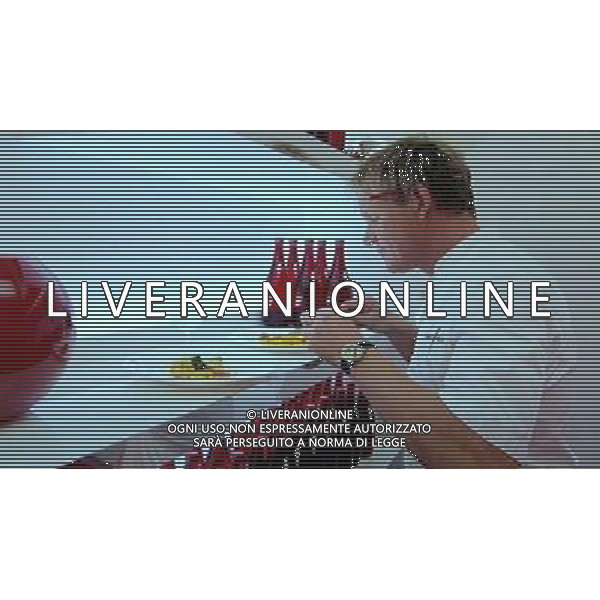 03.11.09 programma tv inglese: \' Gordon Ramsay\'s F Word - Series 5 - Episode 1\' nella foto: GORDON RAMSAY mentre prova il cibo © PIC. SUPPLIED BY PLANET PHOTOS - Ag. Aldo Liverani sas ITALY ONLY MANGIARE 