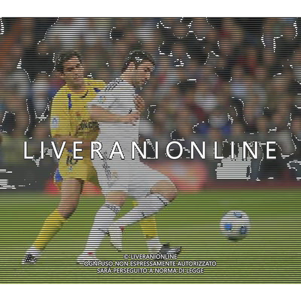 MADRID, Spain (10/11/09).- Spansih CUP, Real Madrid vs Alcorcon. Gonzalo Higuain and Sergio Mora. © Cesar Cebolla / ALFAQUI - Ag. Aldo Liverani sas ITALY ONLY COPPA DI SPAGNA - REAL MADRID vs ALCORCON