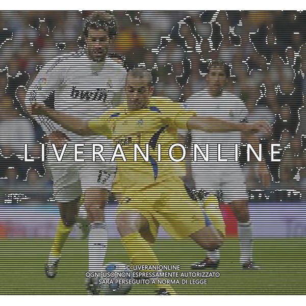 MADRID, Spain (10/11/09).- Spansih CUP, Real Madrid vs Alcorcon. Van Nistelrooy and Gomez. © Cesar Cebolla / ALFAQUI - Ag. Aldo Liverani sas ITALY ONLY COPPA DI SPAGNA - REAL MADRID vs ALCORCON